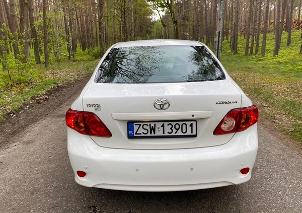 Toyota Corolla cena 19999 przebieg: 208000, rok produkcji 2010 z Świnoujście małe 56